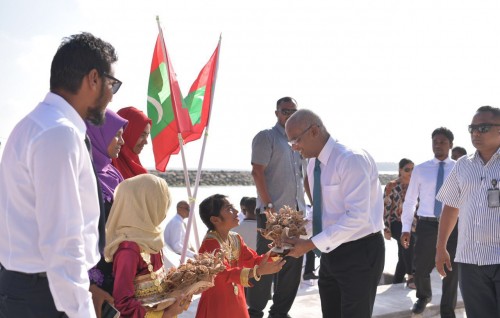 President arrives at Dhaalu Rinbudhoo