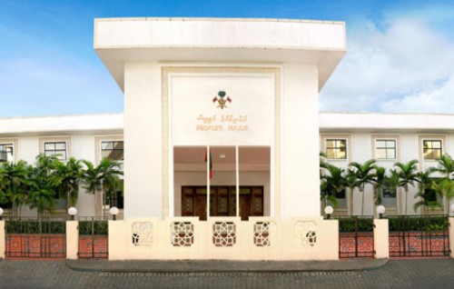 Ejjinsun gulhun hingi massala ehgai  Majlis idhaaraage muvazzifaku suspend koffi