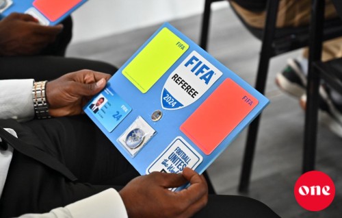 One Photo: Raajjeyge 11 referee akah FIFA badge havaalukurun