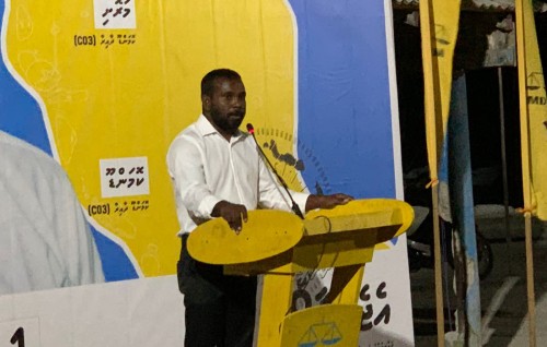 Komandoo dhaairaa tharaggee kohdheyn aadheys kurumun ves Yameen genesdhevvi tharaggee eh neiy: Raashid