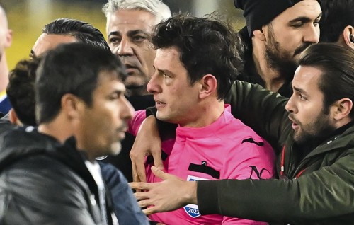 Club raees dhandah arai referee ah hamalaa dhinumun Turkey league huttumakah