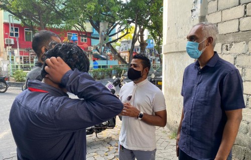 Male' rayyithunge kanboduvunthah aduehumah Rukuma aaeku Muizzu dhorundhorah