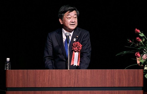 Raajjeygai chuttee heydha kuravvamun gendhevi japan ge majlis memberaku avahaara vejje