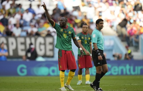 Serbia kairin Cameroon salaamaiyy kohdhinee bench in eri Aboubakar