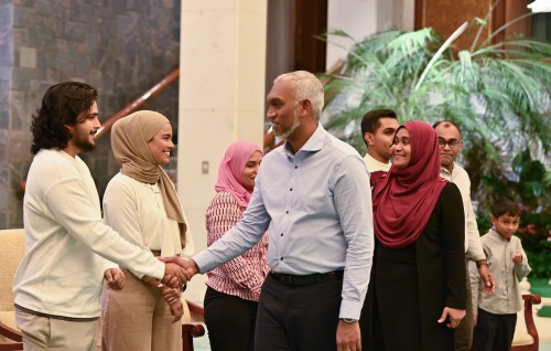 President meets Maldivian community in Beijing