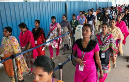 India ge Iphone factory ge vazeefaa thakah meehunnaa indhegen ulhey anhenun nunagaa massalaeh