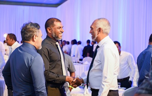 Ithuru 100 metric ton ge dhalhumass bandhu kuraa kaaruhaanaa eh tharaggee kuranee
