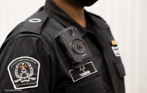 Jail ah Drug aai phone vehdhi kamuge thuhumathuvaa 11 officer in shareeaiy nimendhen bandhukoffi