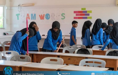 Dh. Atholhu thauleemee marukazun thafaathu ufaaveri manzareh, kulaasthah saafukoh balahahttaanee dhairvarun amihlla'ah