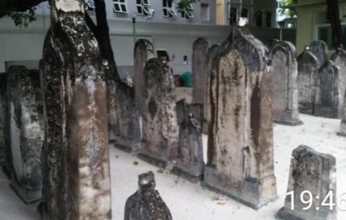 Dhivehi thaareekhu: Huravee raskan feshunee nubaikan boduvegenvaa baghaavaathakunneve.