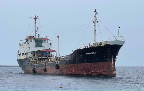 Fuel ship crash on Vilimale' reef