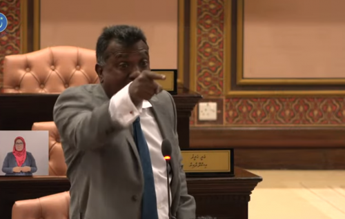 Huthurubahun vaahaka dhakkai, thakechchah gellundhinumun, nan ivvai Jaabiru jalsaain beyru kohfi