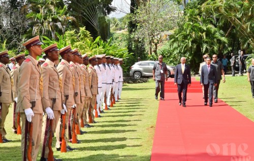 Official welcome for President at Seychellois State House by President of Seychelles