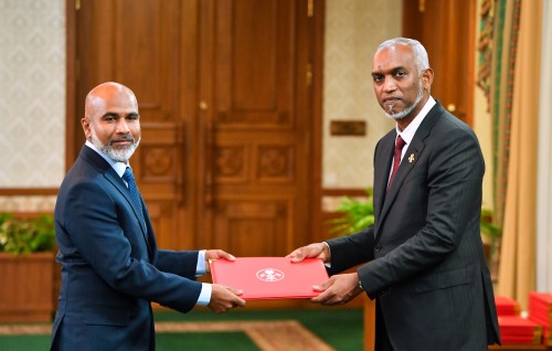 Dhiraasee aharu January ah badhalukuran nimmumaa gulhigen minister Shafeeu Majilis ah haaziru kuranee