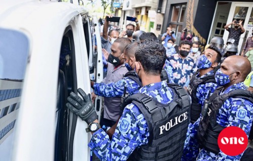 Muzaaharaa roolhaalumuge gothun idhikolhuge issfaraaithah fuluhunge belumuge dhashah