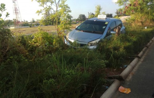 Minor accident in Hulhumale leaves car in bushes