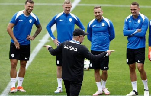 Slovenia 24 aharahfahu EURO ah: Coach bunanee ''under dog'' ge gothugai molhuveveyne kamah!