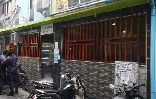 Café fire injures foreigner