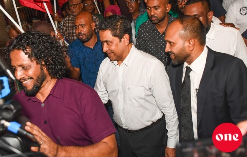 One Photo: Raees Yameen minivan vun