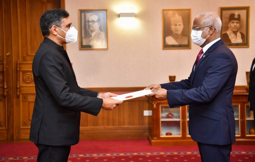 New Indian High Commissioner presents Credentials to the President