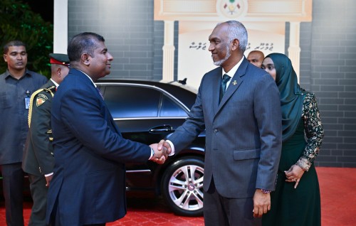 Gaumehge gothugai dhemi thibeveynee tharika himaayaiy kohgen: Raees 