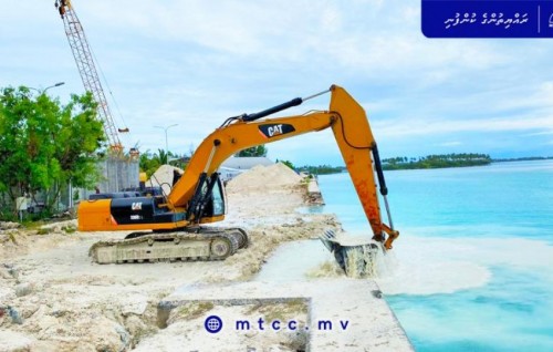 Installation of precast blocks begin at Hithadhoo old harbor