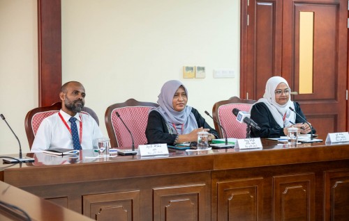 Aasandha kuriah gendheveynee aanmun ageh dhakkaa gothah badhalu kohgen: Zeeniya