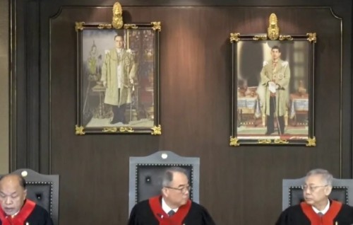Adhuge dhuniye: Thailandge constitutional court ge dhaurakee kobaa?