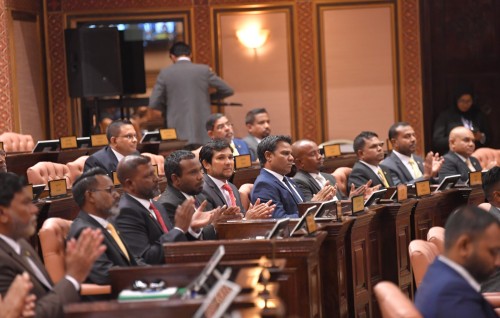 Heyo niyatheh nei, musaara aai adhadhu amihlla ah kanda'alhaa nama majilis kudaeh nuvaane!