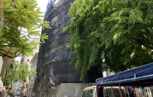 Two injured after glass sheet falls from Maaveyo Mosque