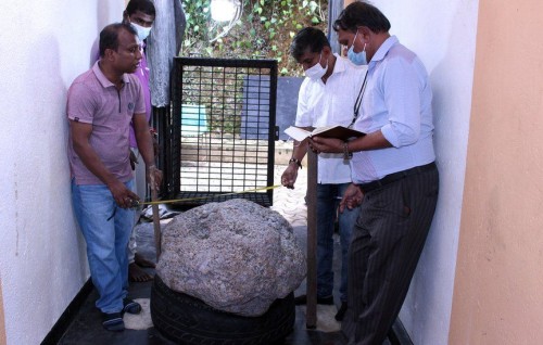 Dhuniyeyge enme bodu neelam hila Lanka in fenijje, agu 100 Million dollar ah araane