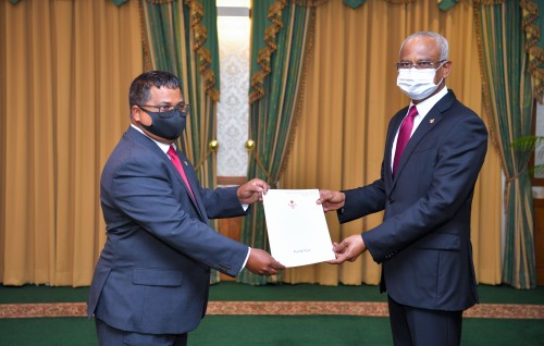 Fisheries Minister Dr. Hussein Rasheed ah Majlis in ruhun dheefi