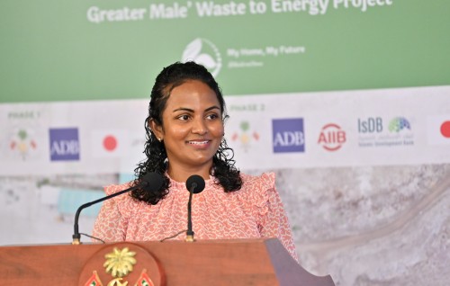 Minister Shaunaa ge thaaeedhu Fayyaz ah, vidhaalhuvee kuran huri masahkaiythah kohdheveynee Fayyaz ah kamah