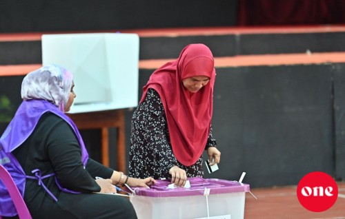 2 vana burugai vote laa gadi ithuru kuran ninmaifi, Vote lun onnaanee hendhunu 8:00 in haveeru 5 ah