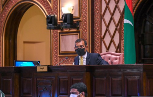 Majlis akee komme fannee kamegge maahirun thibey thaneh noon ethaa thibeynee siyaasee meehun: Majlis Raees