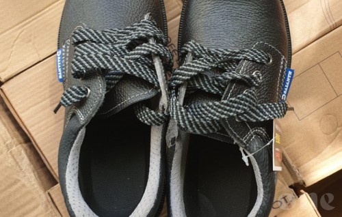 Two arrested for stealing shoes from a shop