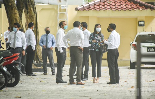 Memberunge maalee bayaan shaaiu kuraairu anbin, firin, adhi dharinge mauloomaathu nuhimanan faaskoffi