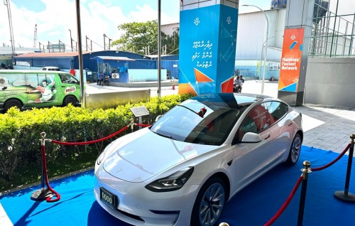 Dhiraagu ge ''Win a Teslar'' ge guru negun mirey