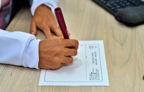 Enme dhuvahakah salaan buni muvahzzafakah medical hushahalhan engumun doctor dhinee maa molhu certificate eh