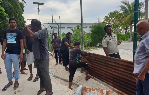 Dhaalu airport ah vanna dhorumathee bodu valhugandeh kone, tinu jahai bandhu koffi, Nukumeveni Dhivehinah ekani