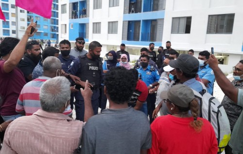 Idhikolhu jalsaa baavvan fuluhun huras alhanee, Muizzu vidhaalhuvee fuluhun javaabudhaaree kuruvaane kamah!