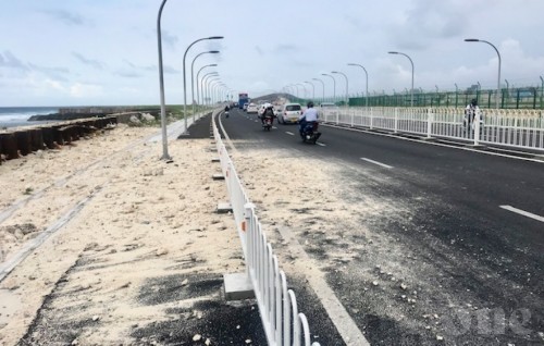 Sea Swells affect Sina Male’ Bridge highway