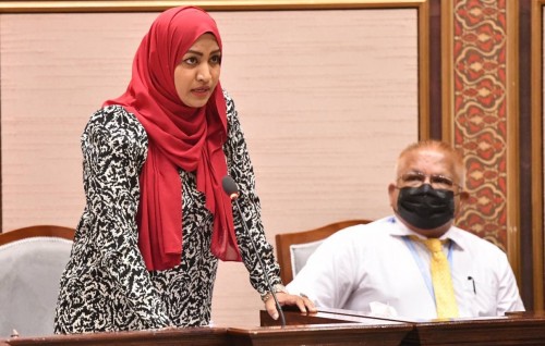 Car dhathuru kuraairu seat belt alhan majubooru kuranee