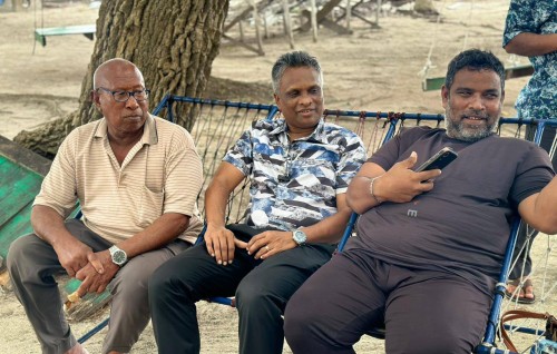 Villimale' akee meehun shauguverivaa hiyfaseyha thanakah hadhaidheynan: Azim