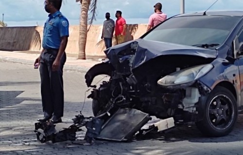 Car loses control, crashes into palm tree
