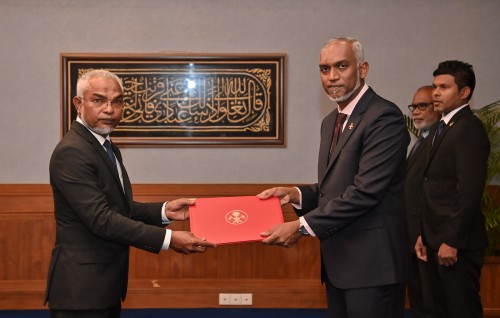 Raees Ofeehuge minister akah Igbaal, IUM ge vice chancellor akah Dr. Ali Zahir