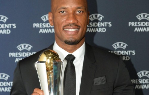 Drogba ge insaanee hidhumathah UEFA raees ge haassa award