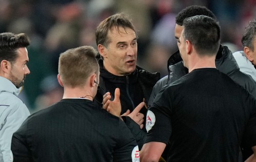 Wolves aai Liverpool evvaru, offside ehge massalaigai Lopetegui referee room ah