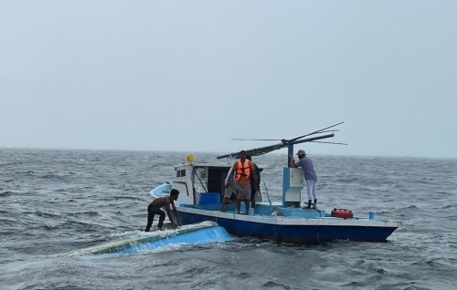 4 meehunnaa eku dhathuru kuri dinghy eh bandun jahaalaifi