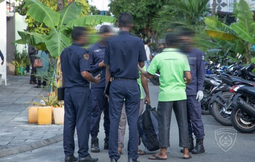 Eki faraai thakun nahama gothugai faisaa hoadhaa kamah thuhumathuvaa immigration officers thakehge mahsala balanee